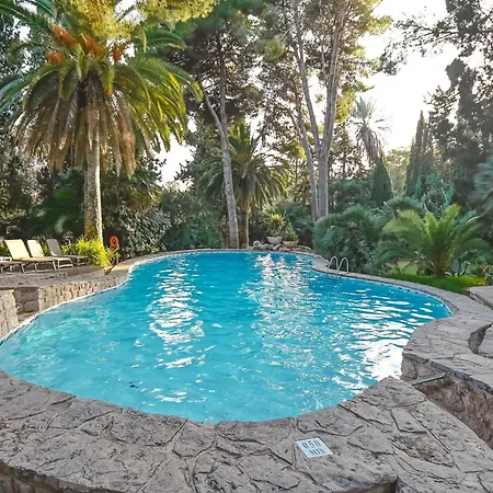 Garden Apart-suites & מלון